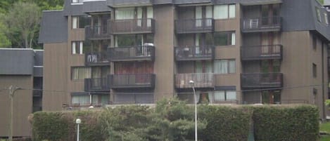 La résidence vue de la rue. L'appartement au 3°niveau à droite, rideau ouvert.
