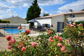 piscine entièrement privative, sécurisée et chauffée