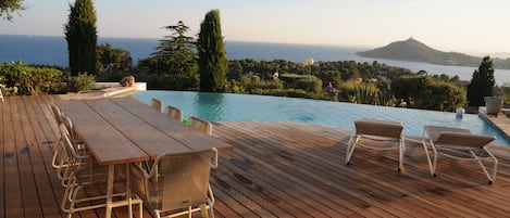 Terrasse et piscine, lumière de fin de journée.