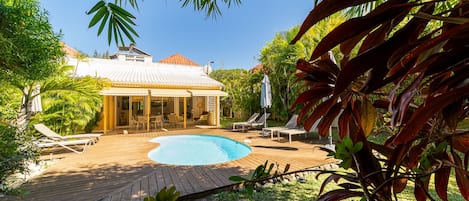 La villa avec piscine et grand jardin