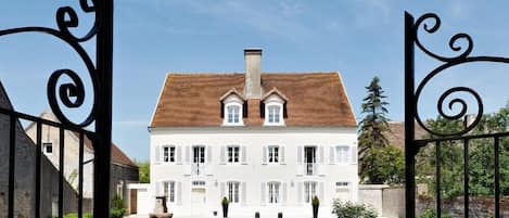 19 century villa - High standard. Close to Beaune