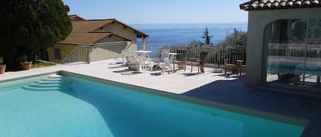 Vue de la piscine et de la maison en contrebas.