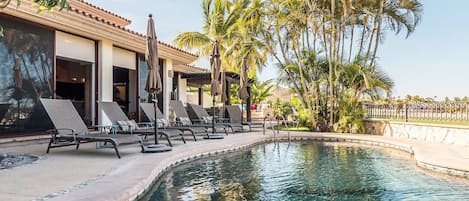 Sun bathe in the magnificent pool or enjoy the evenings in the hot tub next to Par 5 of Palmilla Golf Course