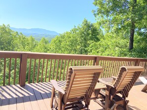 New gliders and table added May 2023. Great for relaxing on the deck. 