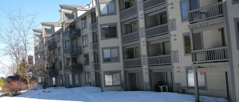 Ground floor access to the snow.  Skis are at our door. Village Trail at left.