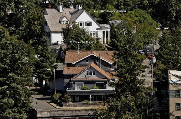 view of 4-plex the Govenor's mansion in the backround