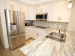 Beautiful Bright Modern Kitchen