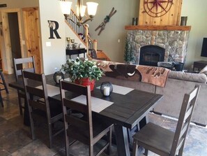 Expandable dining room table
