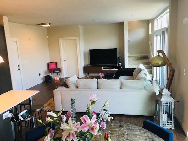 65 Inch 4k TV-Huge Living Room Area-Great for Entertaining-Sectional seats 8-10