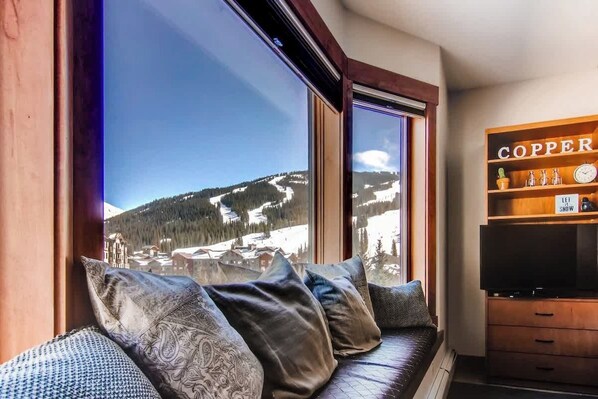 Amazing Views, 4 minute walk to lifts, coffee, restaurants, shops and activities.
