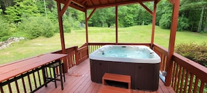 Hot tub with amazing views 