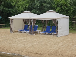 Soak in the sun or lay comfortably in the shade on six chaise lounges.