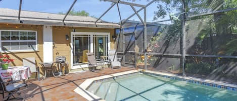 Pool with jets and lights. Electric grill, dining for 6 and cafe lights.