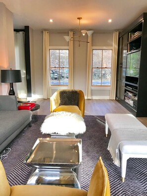 Great Room w/ Flat Screen TV