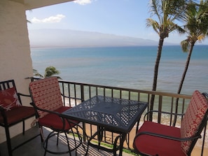 Lanai with seating for 4 overlooking the beach, Maalaea Bay, and Haleakala