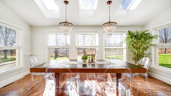 Breakfast Nook - wake up to the best sunshine ever!