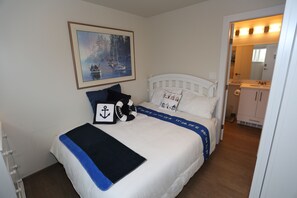 Master bedroom with queen size bed and ensuite. 