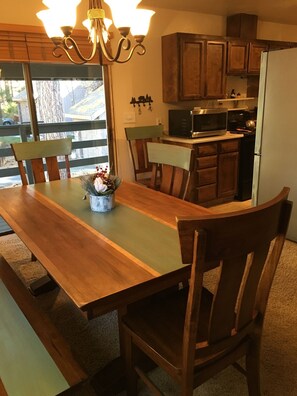 Nice large dining room table to eat and play games on. 