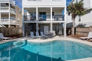 Private pool heatable (for a charge)