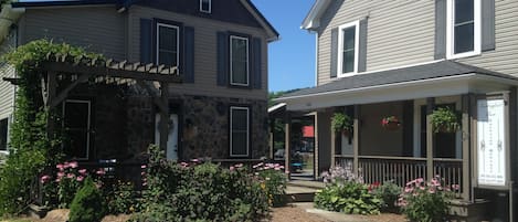 View of the Turkeyfoot Inn from the road.