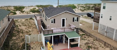 Steps from the Ocean, Sleeps 6, Patio w BBQ area