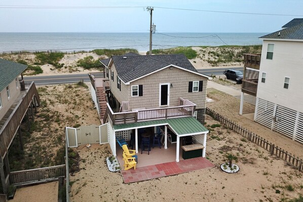 Steps from the Ocean, Sleeps 6, Patio w BBQ area
