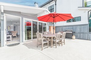 This beach house is quintessential Newport - bright and cheery with plenty of space to soak up the California sun.
                