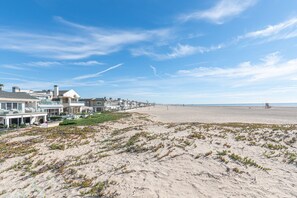 The beach landscape right in front of this home. Start and end your day with a walk along the shore - nothing better!
                