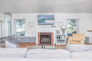 Vintage meets modern in a tasteful mix of furnishings and decor. Living, dining and kitchen areas are wonderfully open to each other with plenty of space for 6 maximum guests..
                