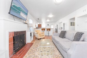 Vintage meets modern in a tasteful mix of furnishings and decor. Living, dining and kitchen areas are wonderfully open to each other with plenty of space for 6 maximum guests..
                