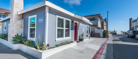 Corner view of this single story gem, located at the quieter portion of the Peninsula, near the River Jetties