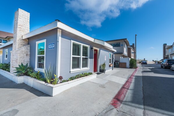 Corner view of this single story gem, located at the quieter portion of the Peninsula, near the River Jetties
                
