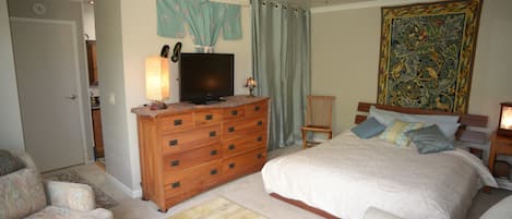  cozy room with private bath and entrance. Queen size bed with  Queen sofa sleep