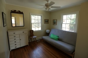 1st floor guest room/queen futon/sofa, tv