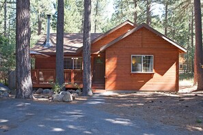 DONNER BLISS! Newly renovated 3 bdrm, 2 bath cabin + hot tub + wood stove. 