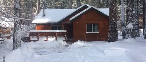 DONNER BLISS! Newly renovated 3 bdrm, 2 bath cabin + hot tub + wood stove. 