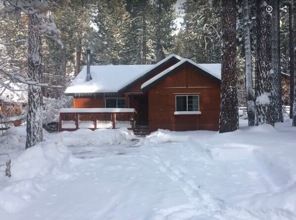 DONNER BLISS! Newly renovated 3 bdrm, 2 bath cabin + hot tub + wood stove. 