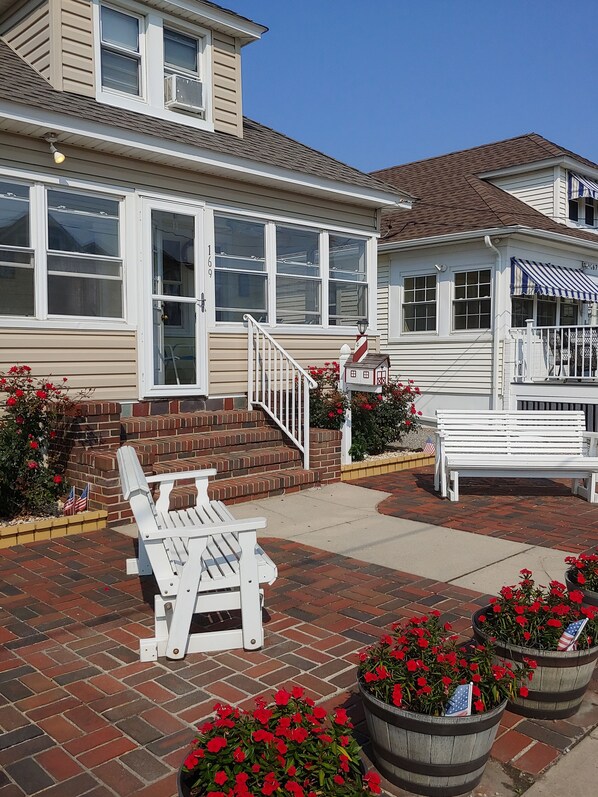 Relax on the gliders and enjoy the flowers in the front yard. 