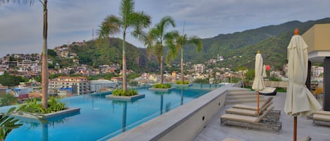 Roof top pool. 