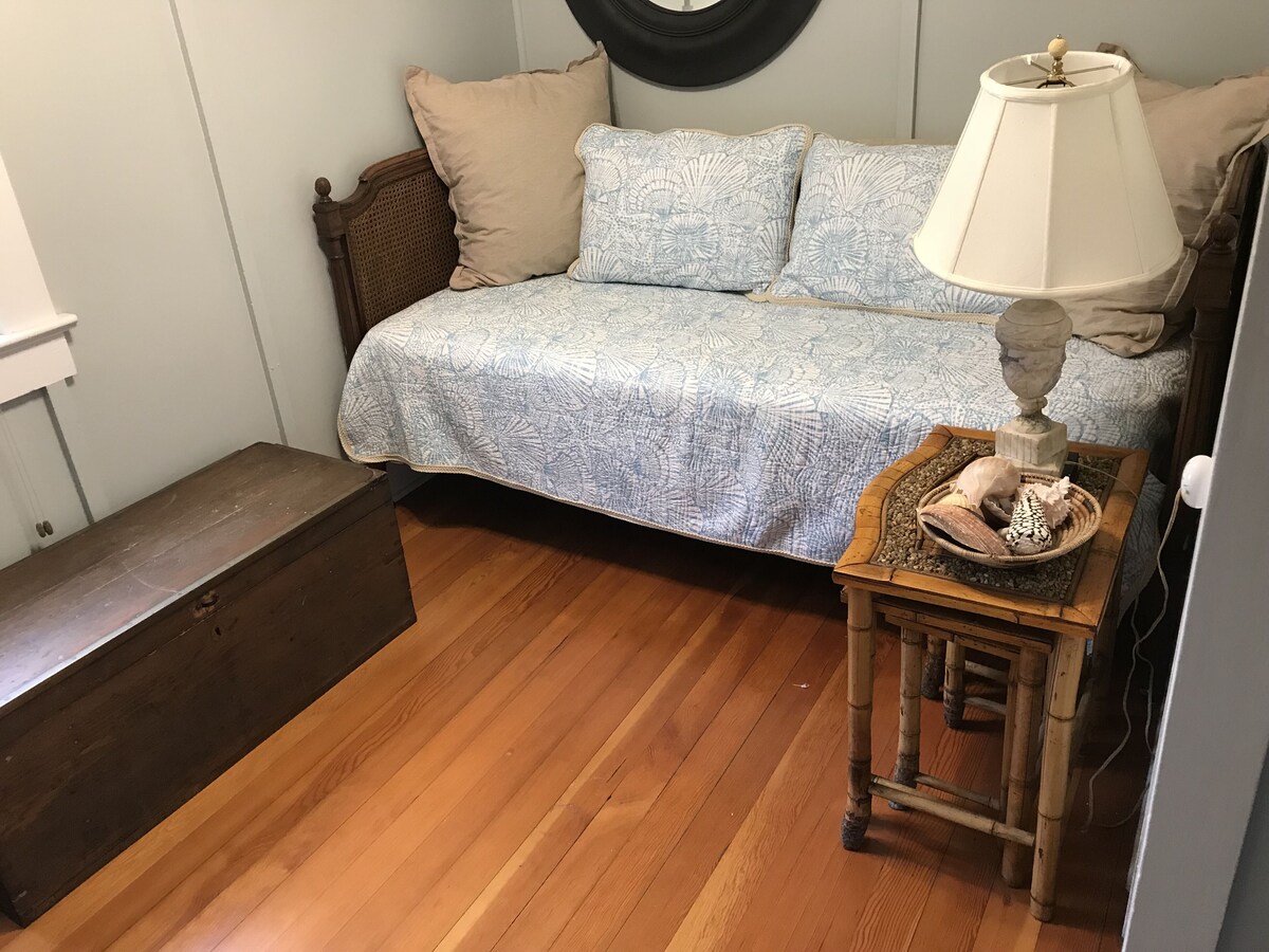 3+BR/ 2 bath in Grove Beach Improvement Association Community… Central AC