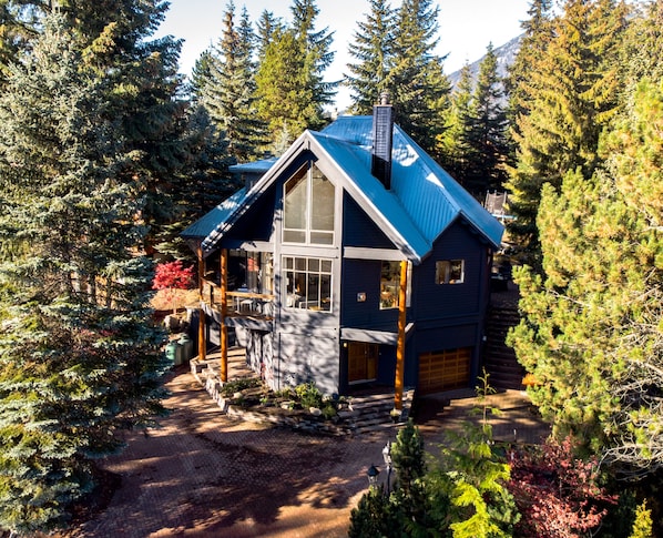 One of Whistler's closest Luxury Houses to the Village! 