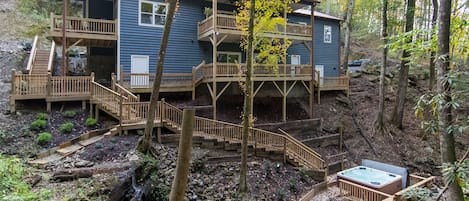BREATHTAKING cabin…3 decks, 2 waterfalls, Fire-Pit/Hot-tub area on 3.5 acres ❤️