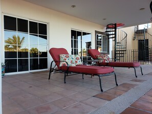 Comfortable Lounge Chairs and Patio Furniture