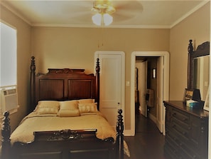 First bedroom, queen size bed 