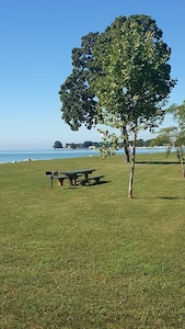 Beautiful, Relaxing Lake Erie access Community / Fishing, Boating, Bonfires