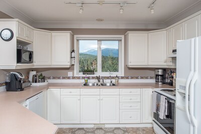 Amazing Home w Mountain and Lake Views. 3 min walk to beach + 10 to town.  