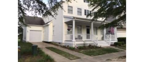 front of house with 1 car garage and front porch