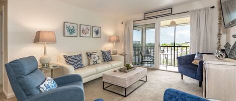 Living room with view of the beach from the lanai