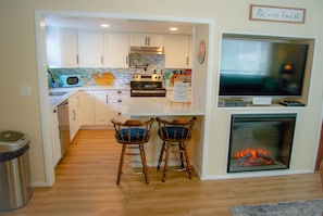 Open access to the kitchen with breakfast bar