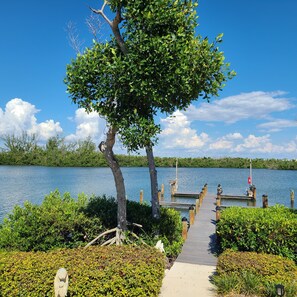 Dock on Lemon Bay. Accommodates boats and watercraft up to 17 feet. 